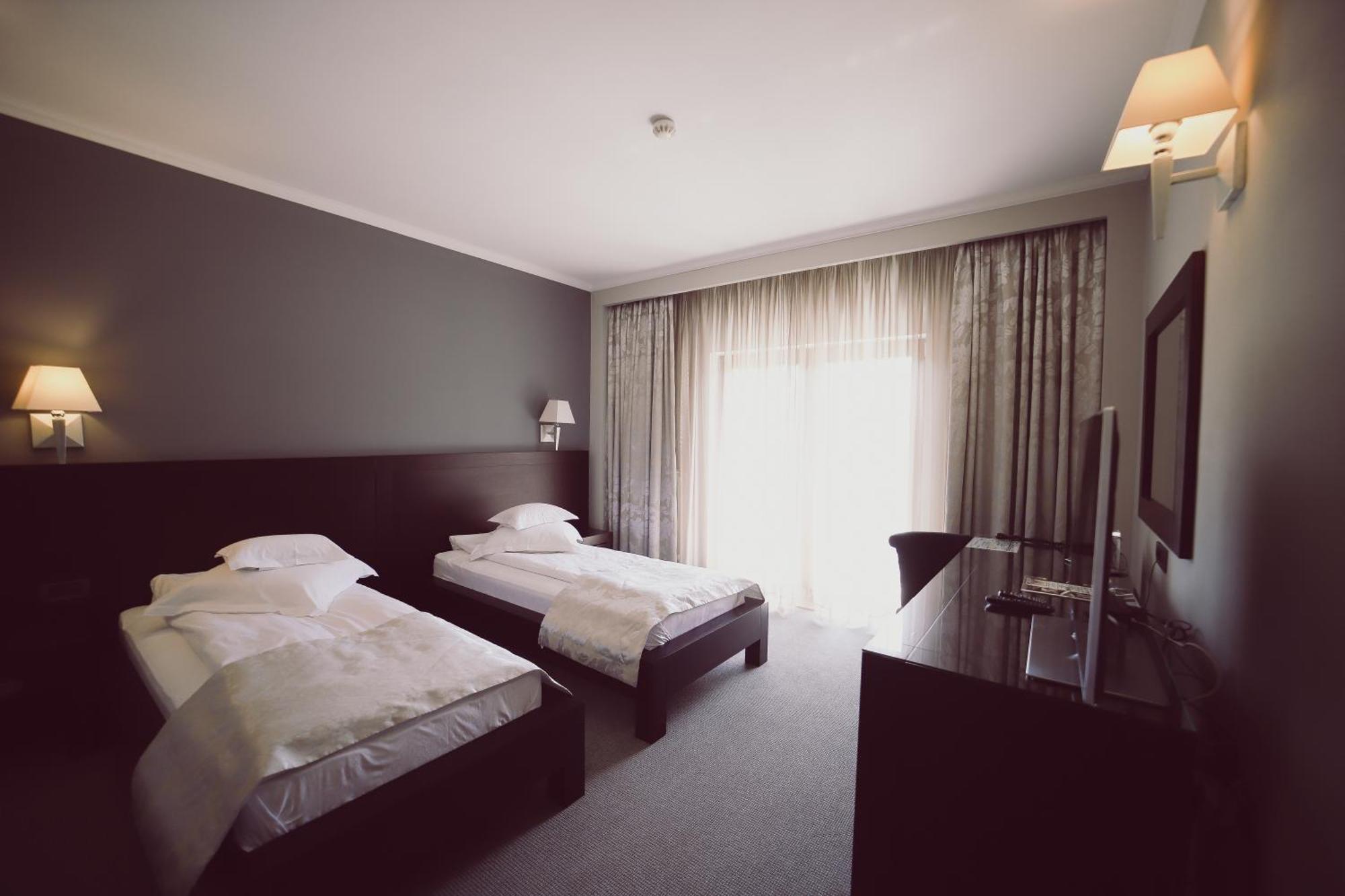 Hotel Helen Бакэу Экстерьер фото