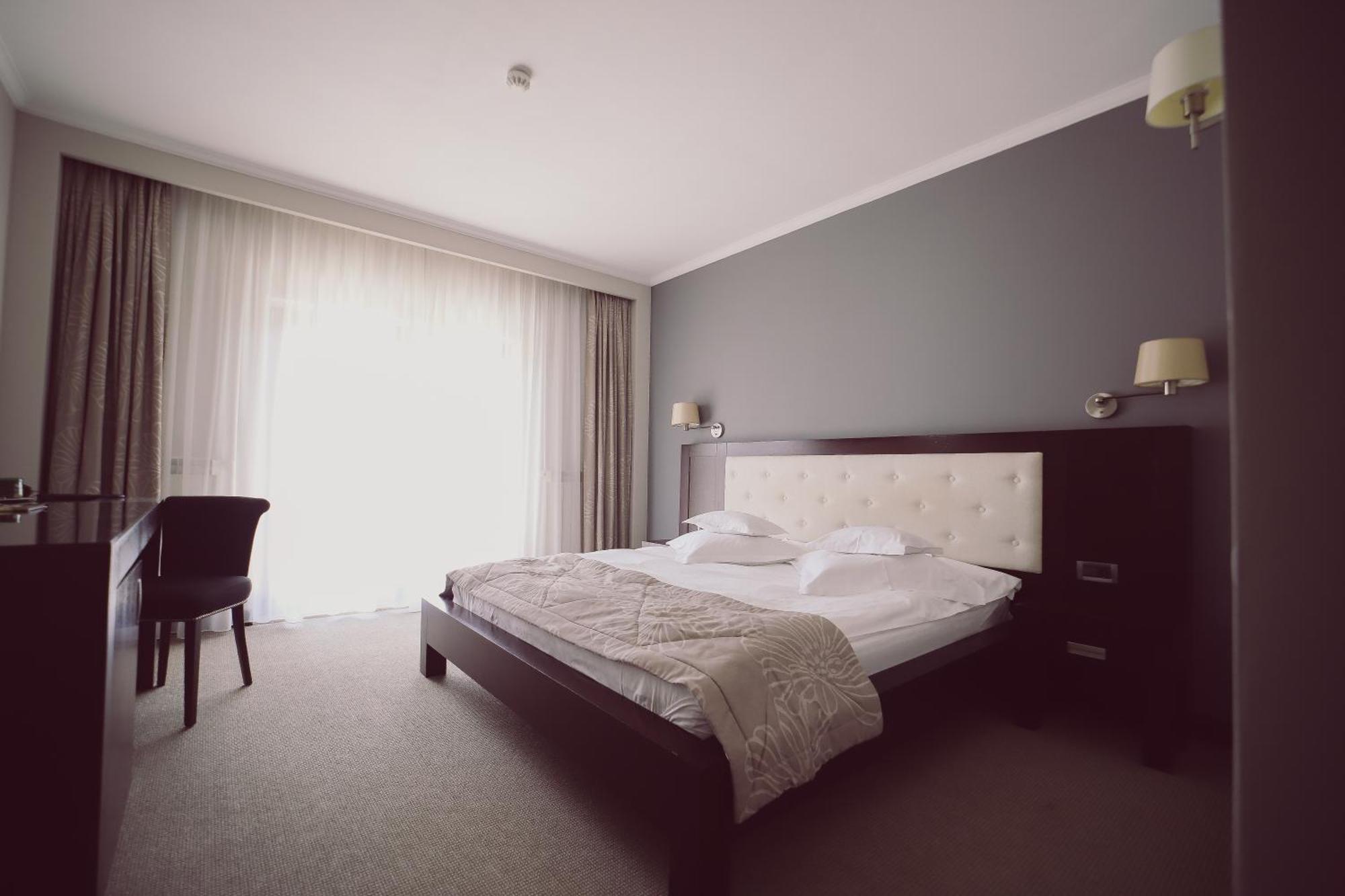 Hotel Helen Бакэу Экстерьер фото