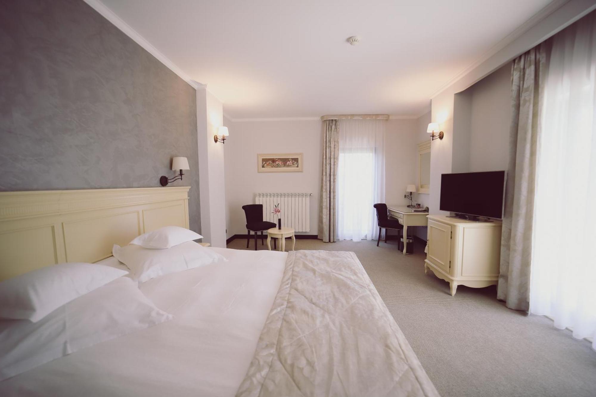 Hotel Helen Бакэу Экстерьер фото