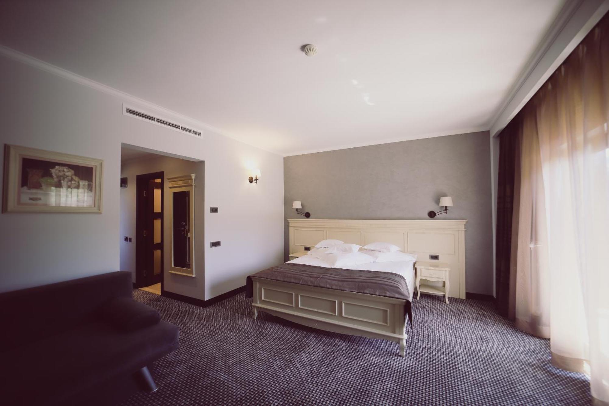 Hotel Helen Бакэу Экстерьер фото